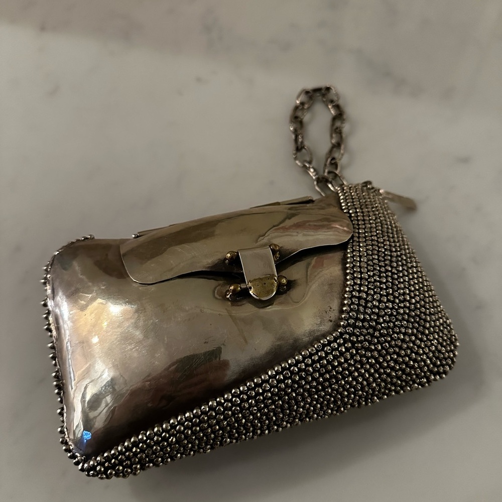 Anndra Neen Clutch